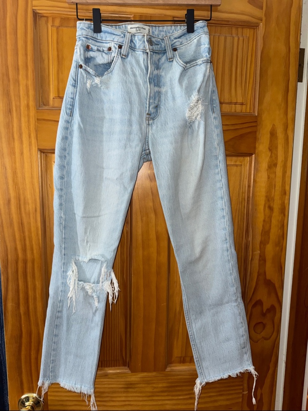 A&F curve love The Mom High Rise Distressed Jeans 24/00